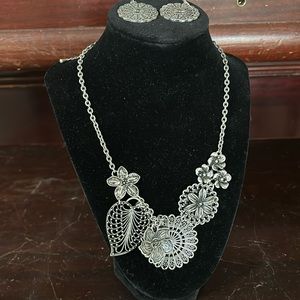 Premier Designs necklace and earring set EUC